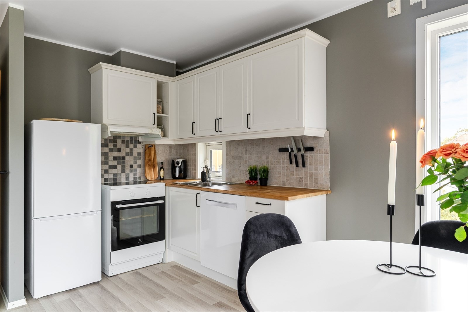 Kjøkkenet er moderne og praktisk, med smarte løsninger og plass til det du trenger i hverdagen. Galleribilde