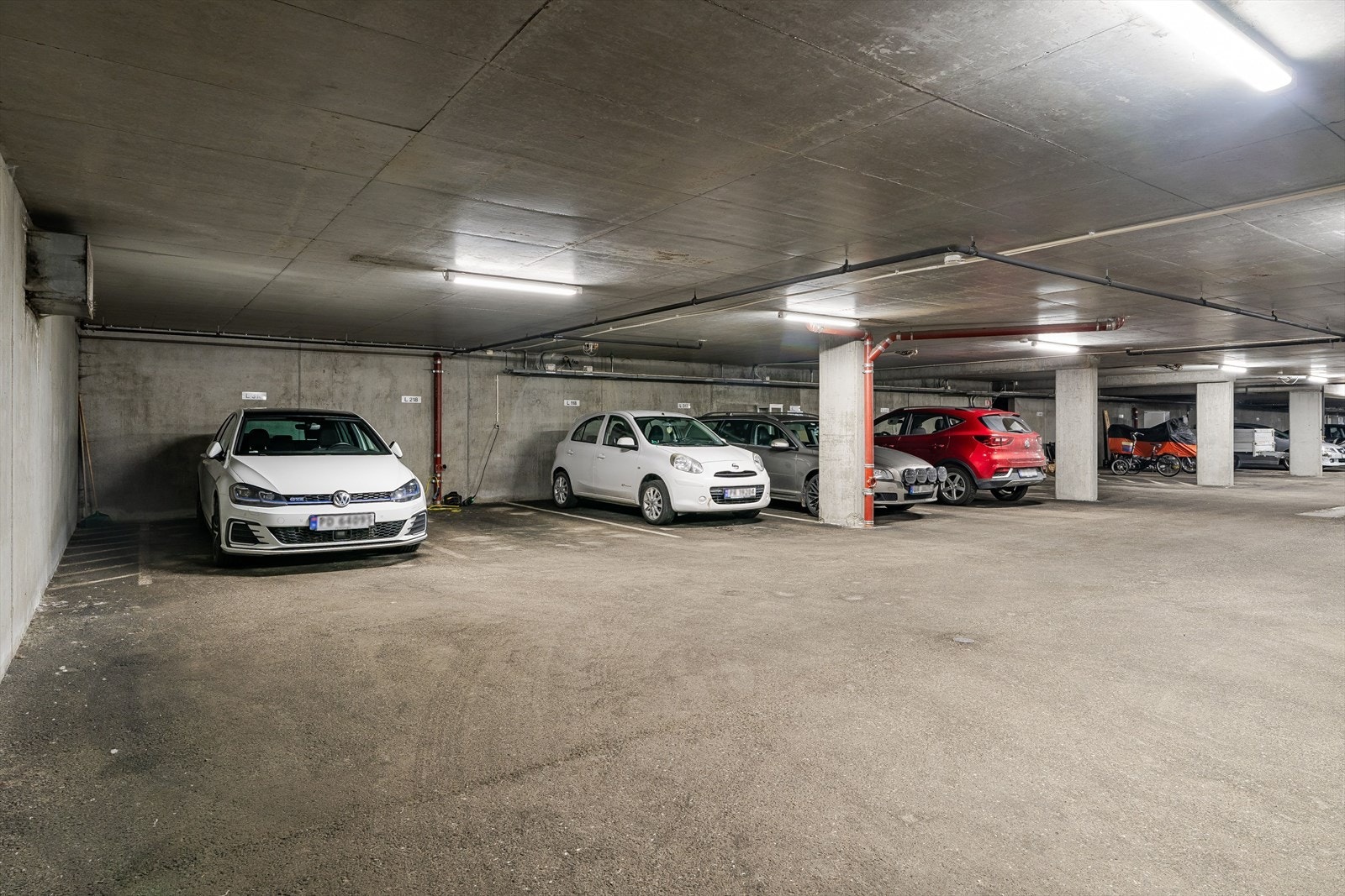 Det medfølger egen p-plass med opplegg for elbil-lader i felles garasjekjeller. Galleribilde