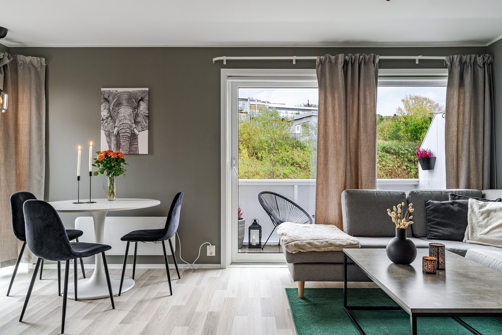 Leiligheten ligger i byggets øverste etasje og byr på en flott utsikt over nærområdet. Galleribilde