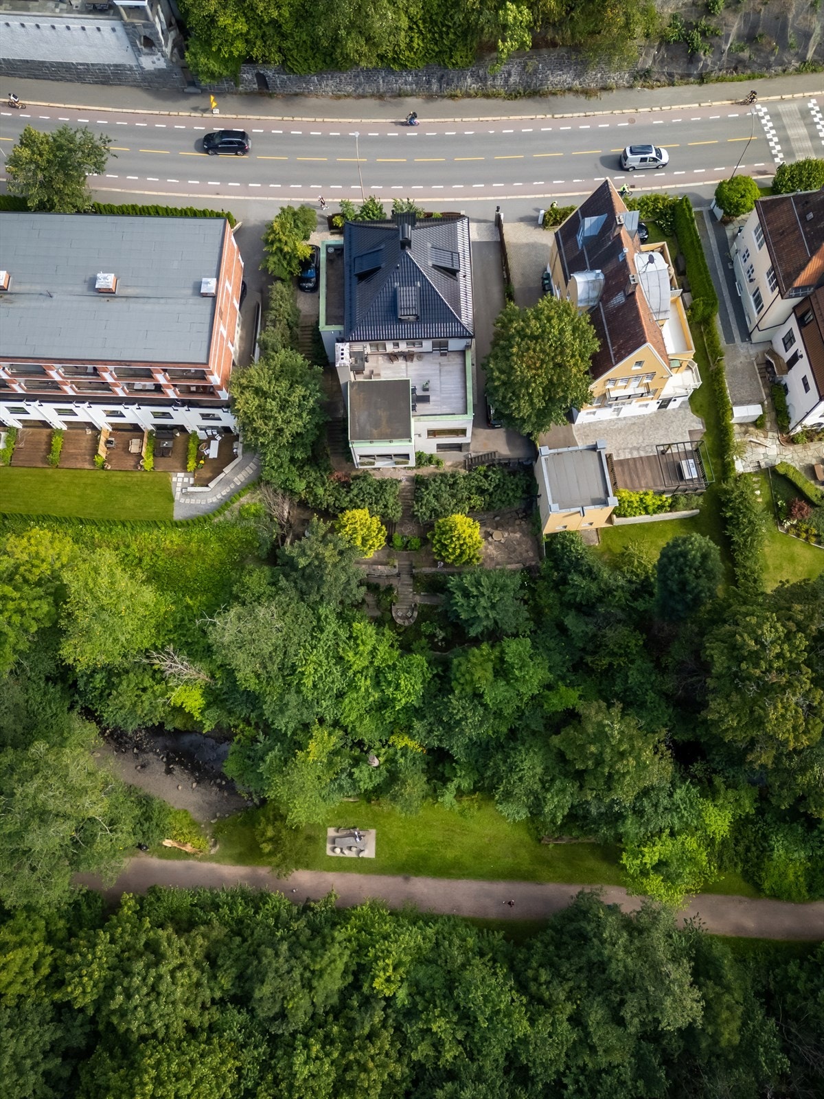 Boligen ligger i et etablert og populært boområde på Frogner, preget av klassisk villa- og bygårdsbebyggelse fra slutten av 1800- og begynnelsen av 1900-tallet Galleribilde