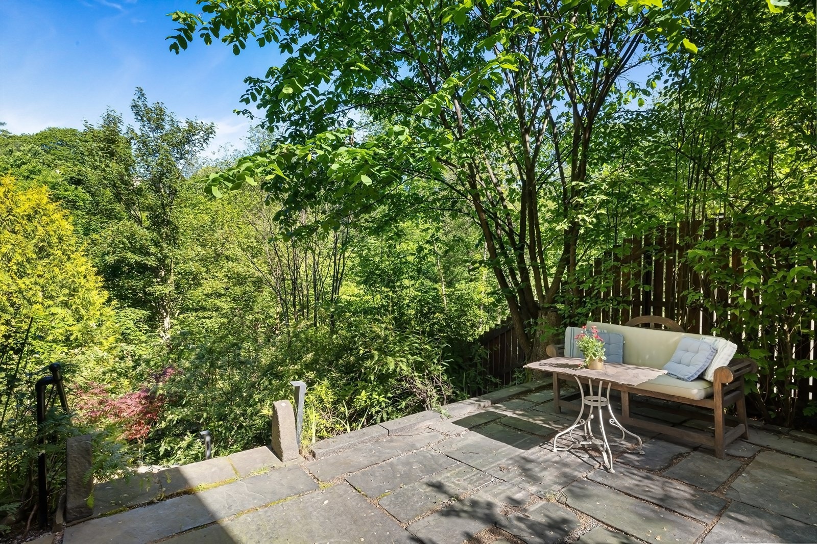 Eiendommen er opparbeidet med flere solrike uteområder Galleribilde