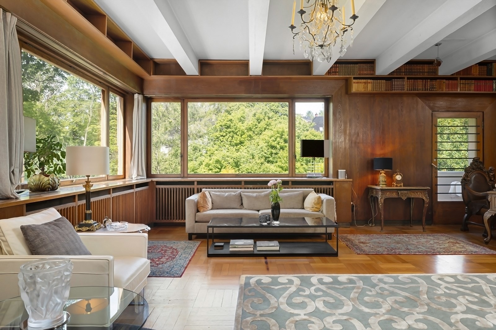 Romslig bibliotek/stue med store vinduer og klassiske detaljer vendt mot frodige Frognerbekken Galleribilde