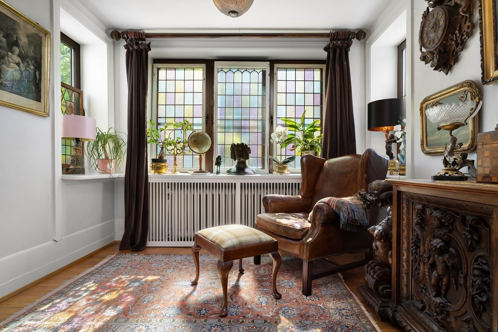 Boligen preges av vakre, originale detaljer som er godt bevart Galleribilde