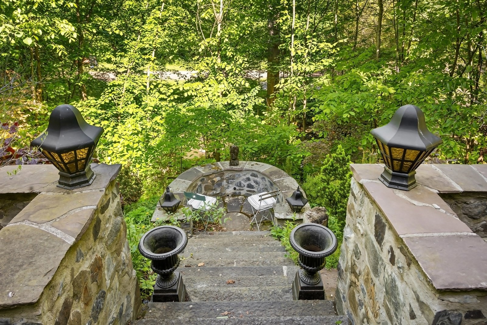 Fra hagen leder en vakker steintrapp ned til et sjarmerende utsiktspunkt mot Frognerbekkdalen Galleribilde