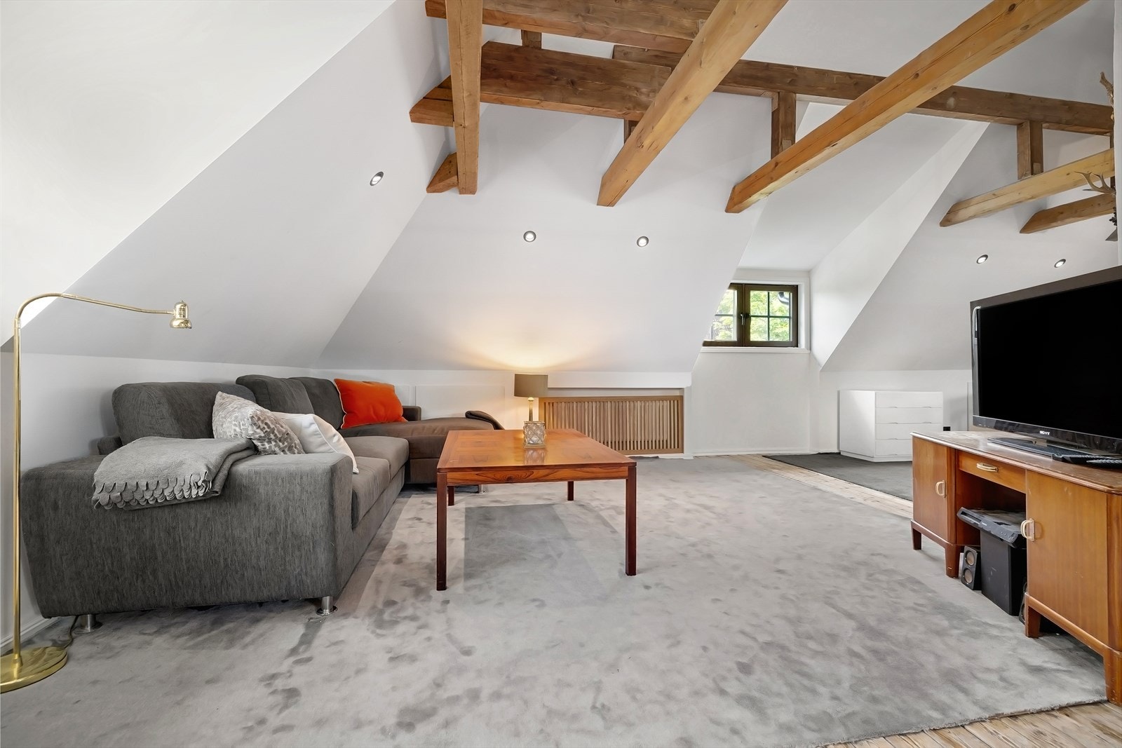 3 av takarkene er bygget ut i 2024. Praktiske kneloft med oppbevaringsplass. Galleribilde