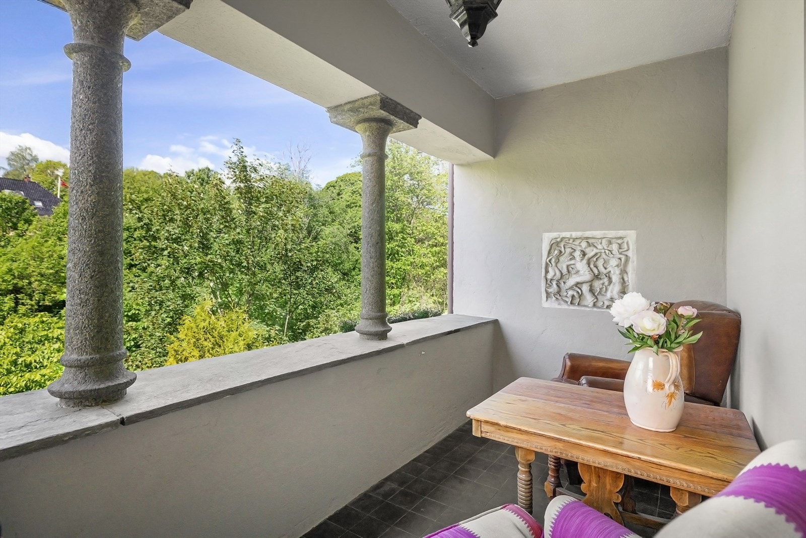 Fra stuen/biblioteket er det utgang til lun og skjermet loggia Galleribilde