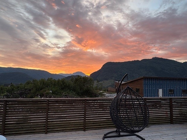 Foto frå selgars arkiv - her kan ein nyte seine solnedgangar i sommarhalvåret Galleribilde