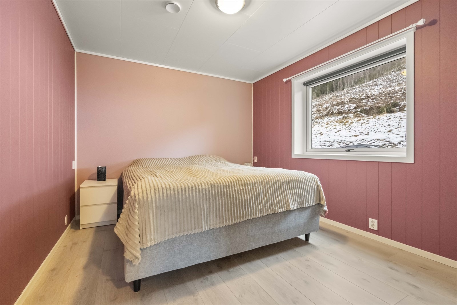 Bustaden er innreda med 3 soverom Galleribilde