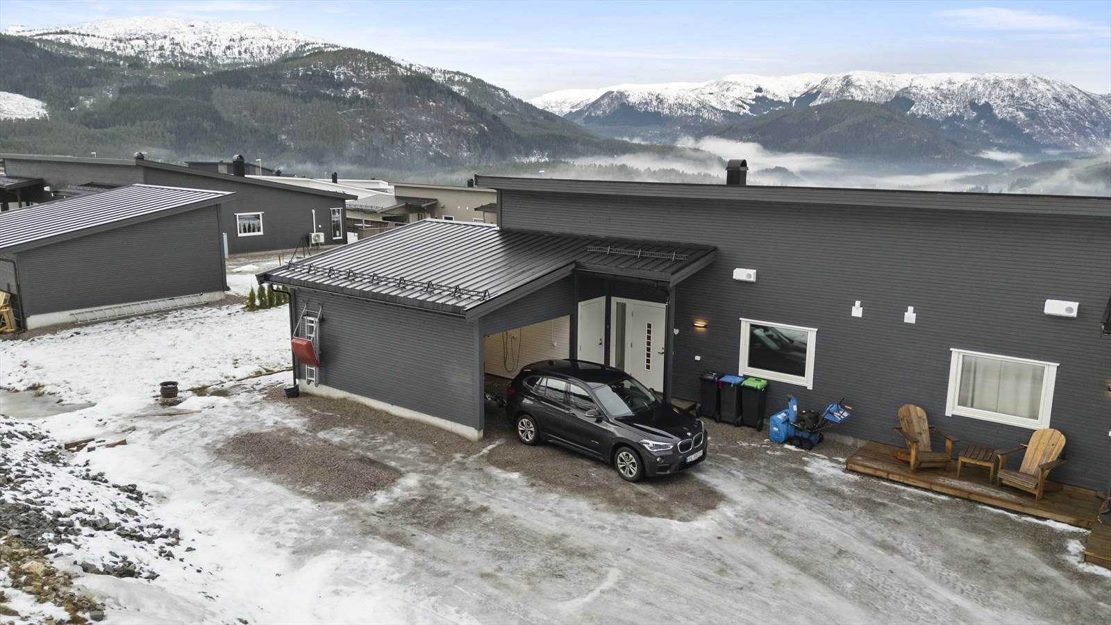 Bustaden ligg innerst i tunet og har godt med parkeringsplassar ved inngangspartiet Galleribilde