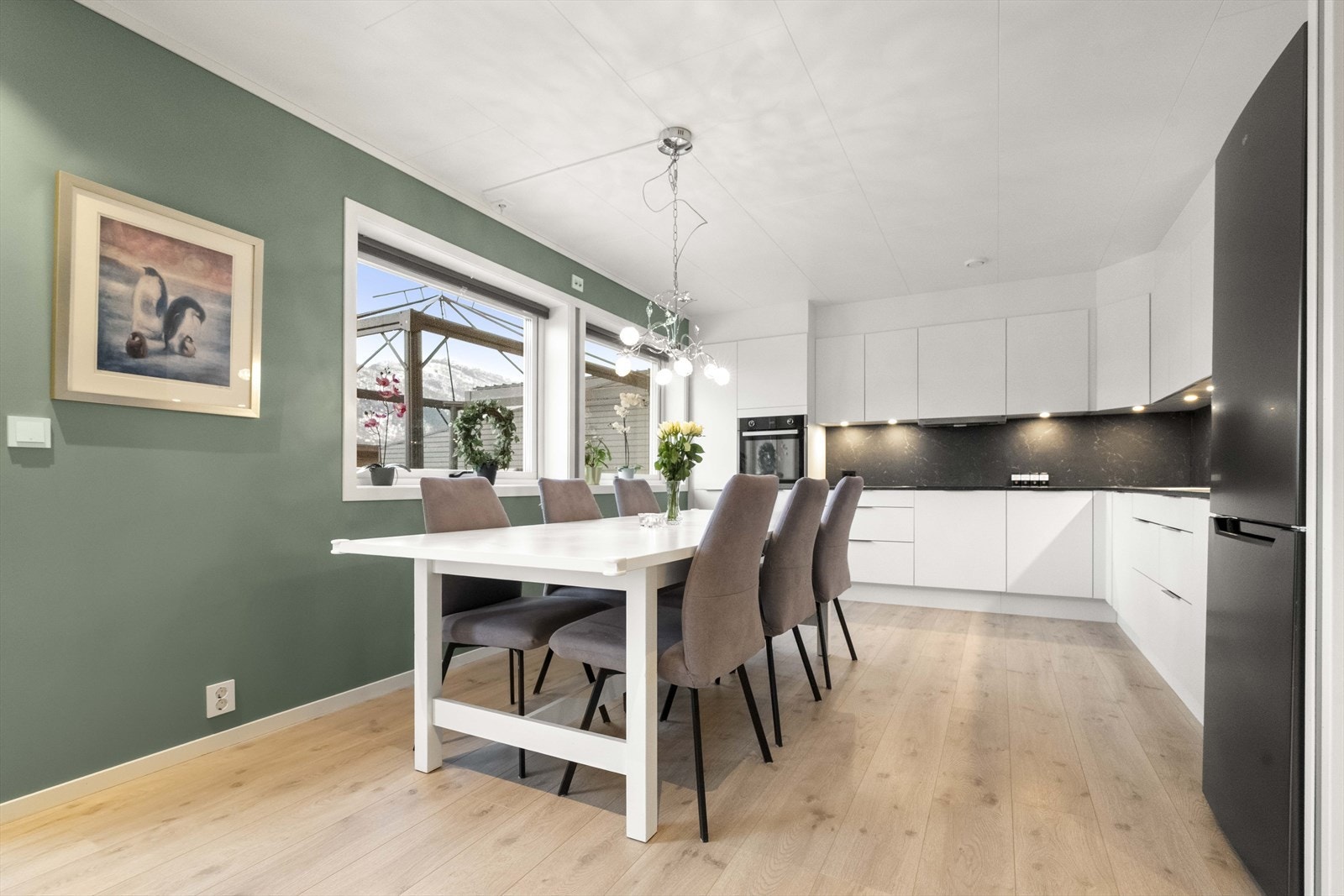 Kjøkkenet er av god størrelse og har plass til spisebord Galleribilde