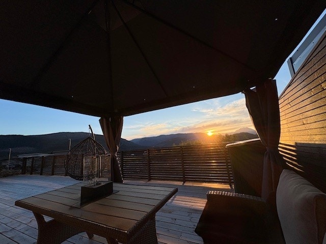 Foto frå selgars arkiv - her kan ein nyte seine solnedgangar i sommarhalvåret Galleribilde