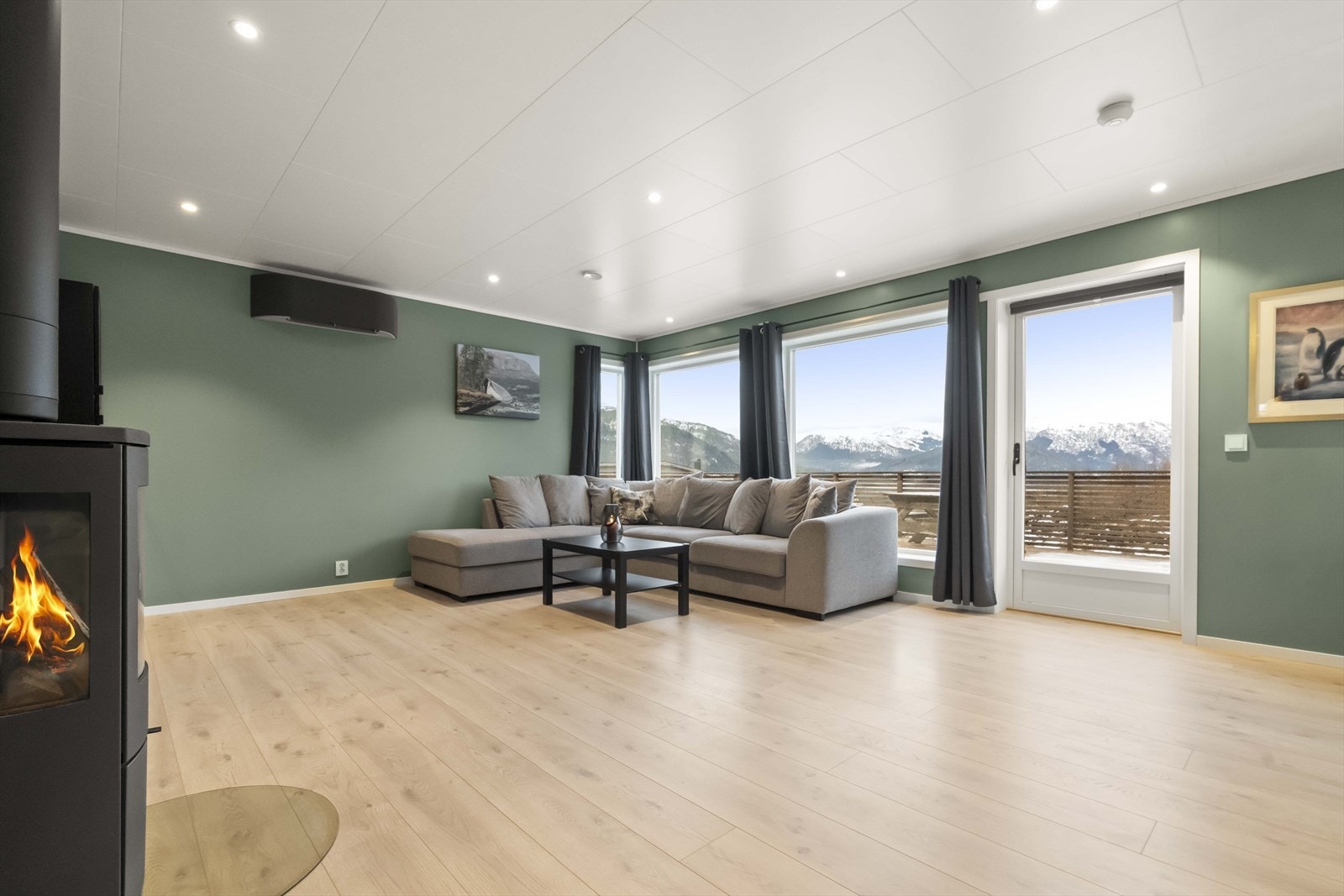 Stove med store vindu mot vest, samt adkomst ut på terrassen Galleribilde