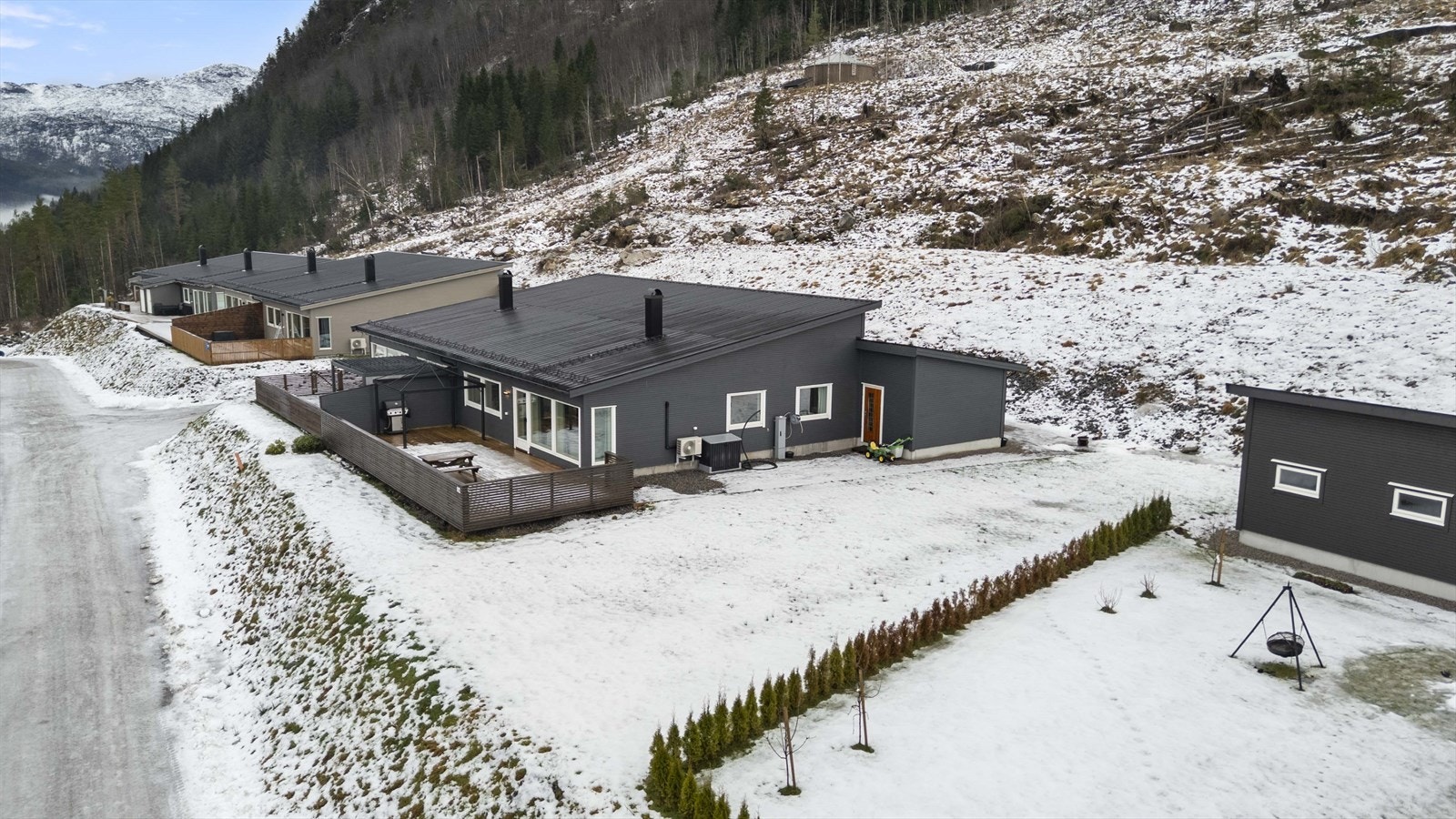 Bustaden har ein stor og flat hage som vender mot sør/vest Galleribilde