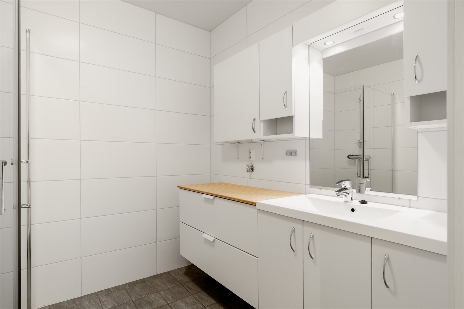 Pent flislagt bad med god plass. Badet er påkostet med ekstra innredning. Galleribilde
