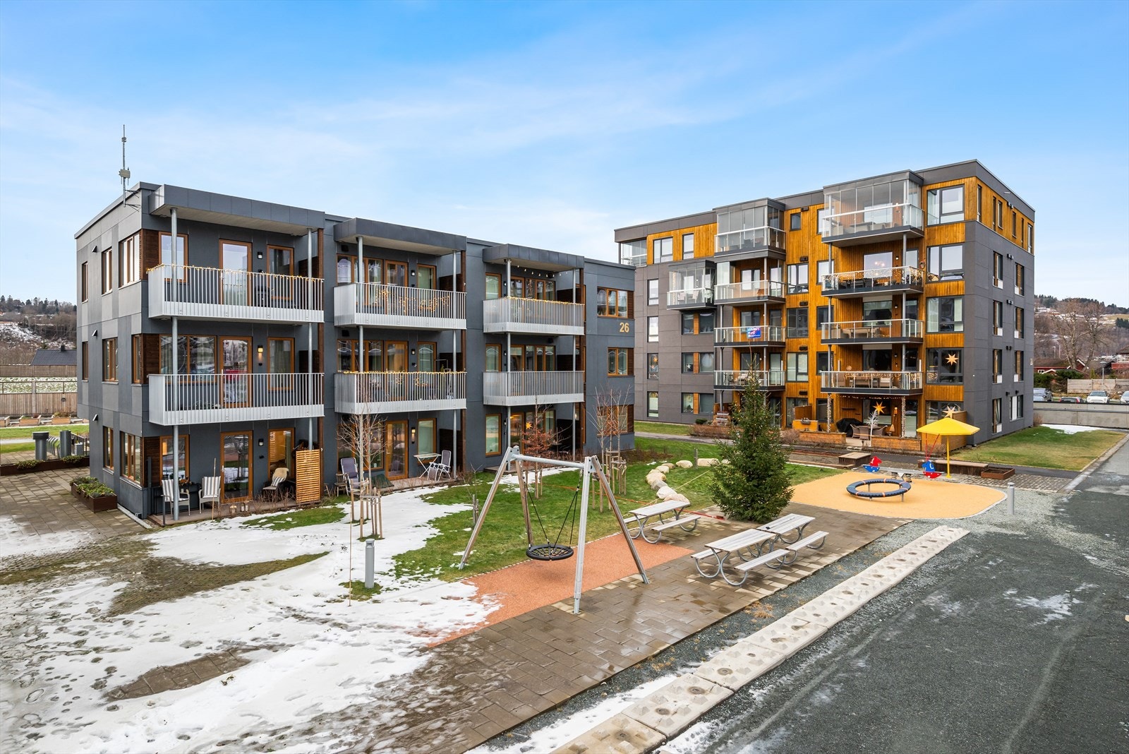 Beliggenheten er sentral, med kort gangavstand til alt en måtte trenge. Dagligvare, kjøpesenter, treningssentre, skoler, skysstasjon for både buss og tog ligger bare en liten spasertur unna. Galleribilde