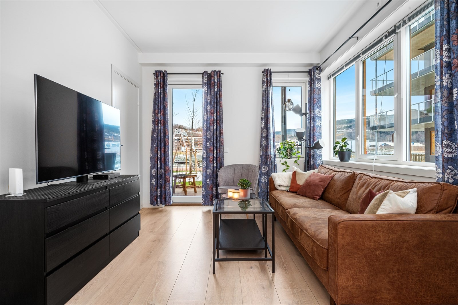 Leiligheten har vannbåren gulvvarme, parkettgulv og moderne, slette veggflater med listefritt til tak. Galleribilde