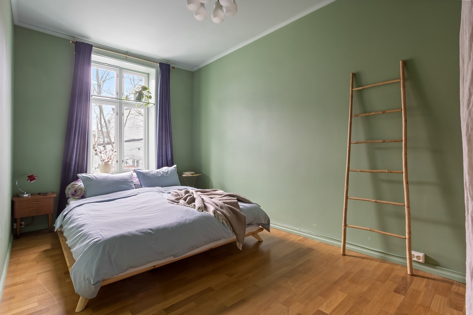 Videre har vi leilighetens hovedsoverom. Galleribilde