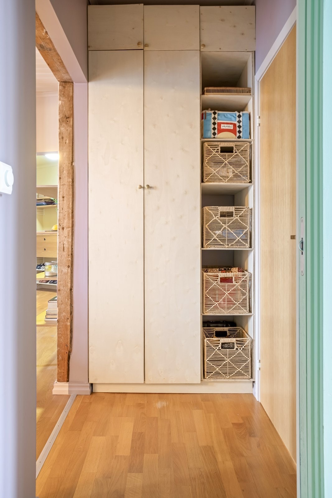 I gangen mellom soverommene er det etablert et plassbygget skap. Praktisk for å rydde bort nødvendigheter fra dagens lys. Galleribilde