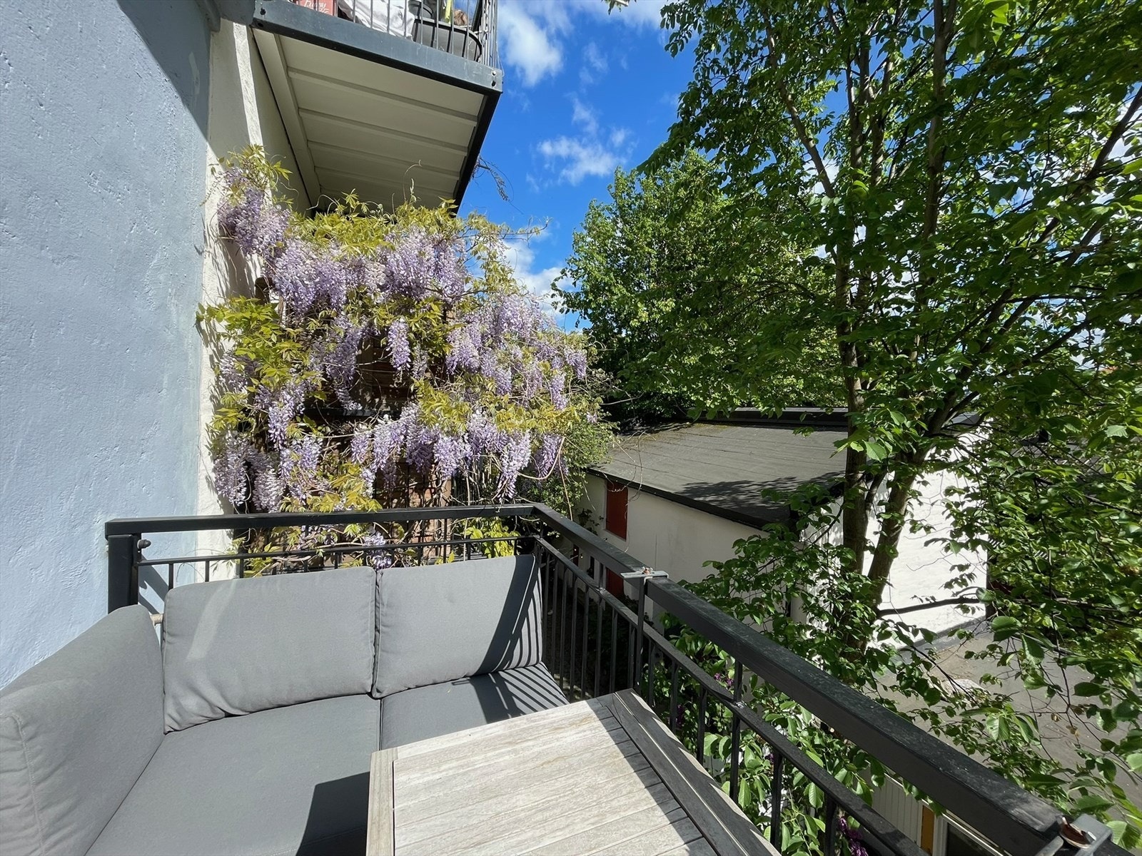 Boligen har en fantastisk sydvendt balkong med grønt og flott utsyn. Selgers eget bilde. Galleribilde