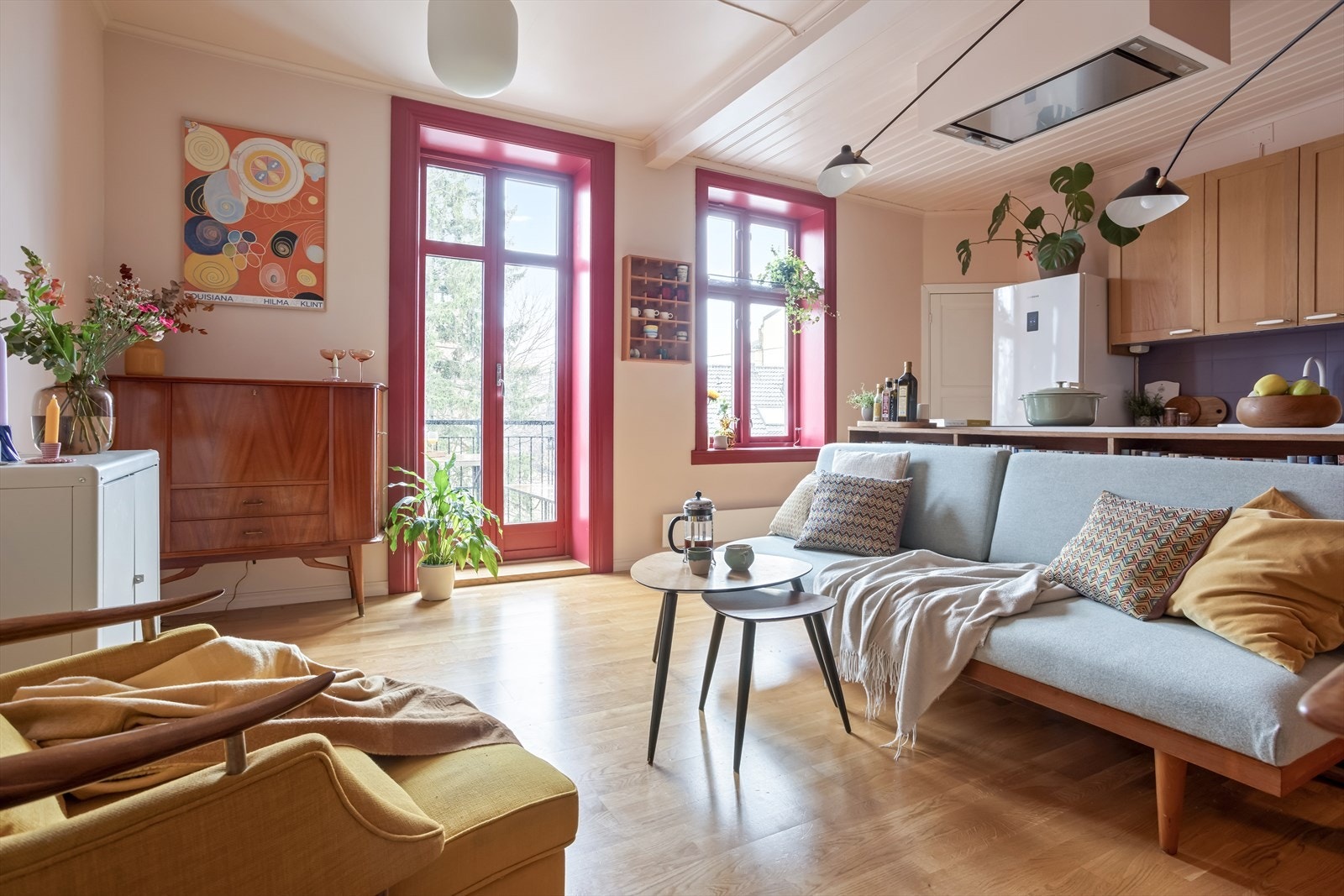 Stuen ligger i åpen løsning med kjøkkenet. Galleribilde