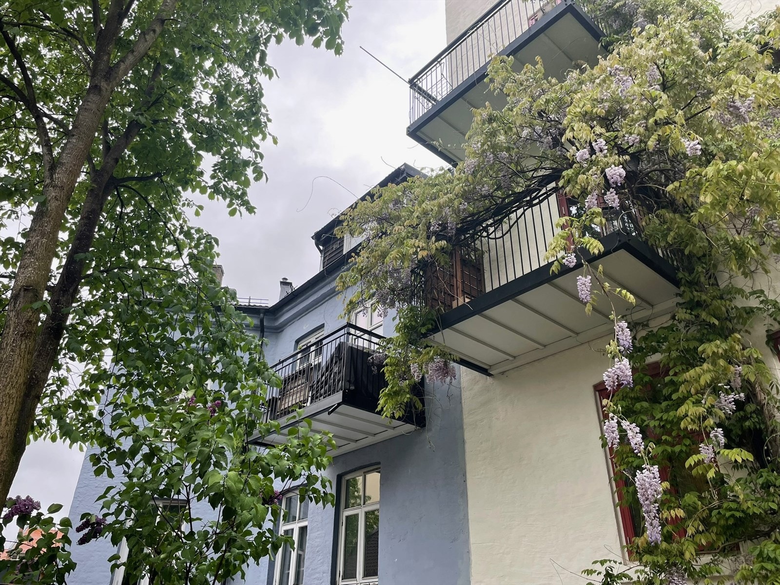 Her ser du leilighetens balkong fra naboens bakgård. Selgers eget bilde. Galleribilde