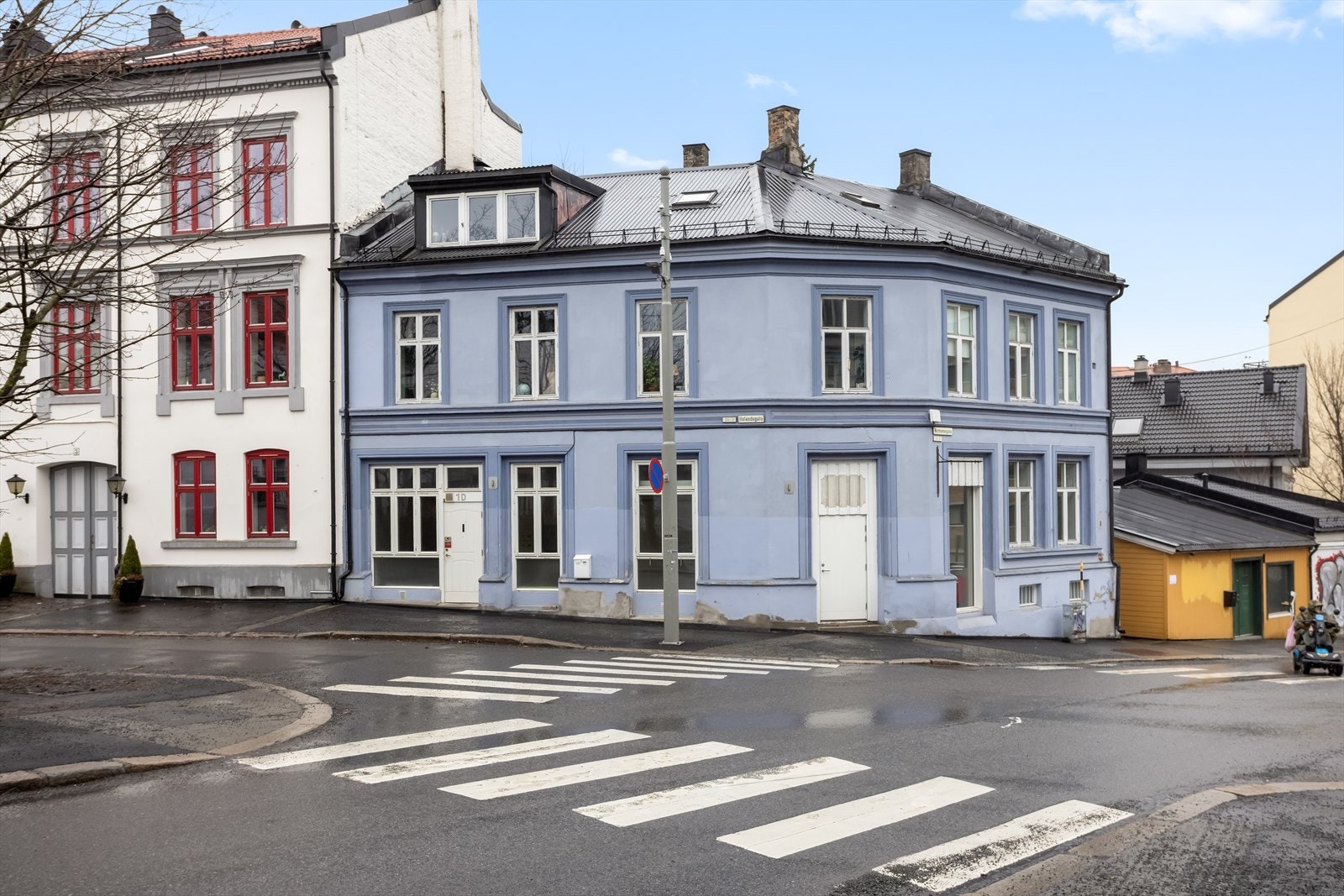 Leiligheten ligger i krysset mellom Hølandsgata og Normannsgata som har lite trafikk. Adkomstveien er mellom det blå og gule bygget. Galleribilde