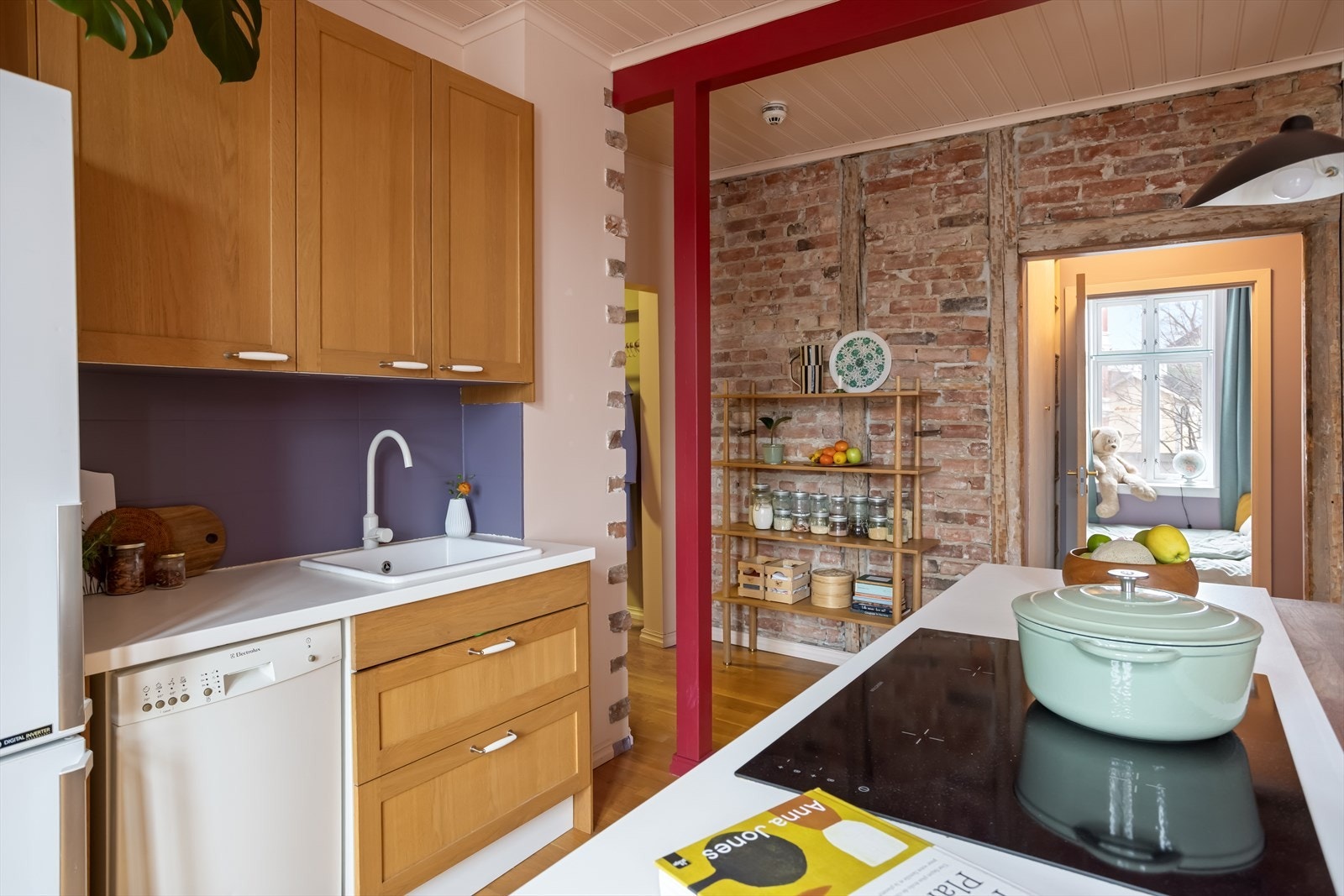 Eksponerte teglstein er en attraktiv detalj som gir særpreg til denne boligen. Galleribilde