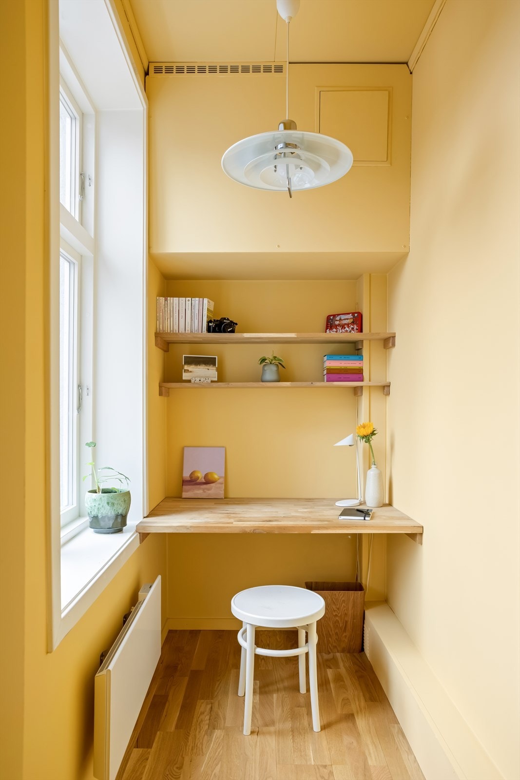 Praktisk og lyst rom der det er mulig å få ordentlig arbeidsro mellom slagene. Galleribilde