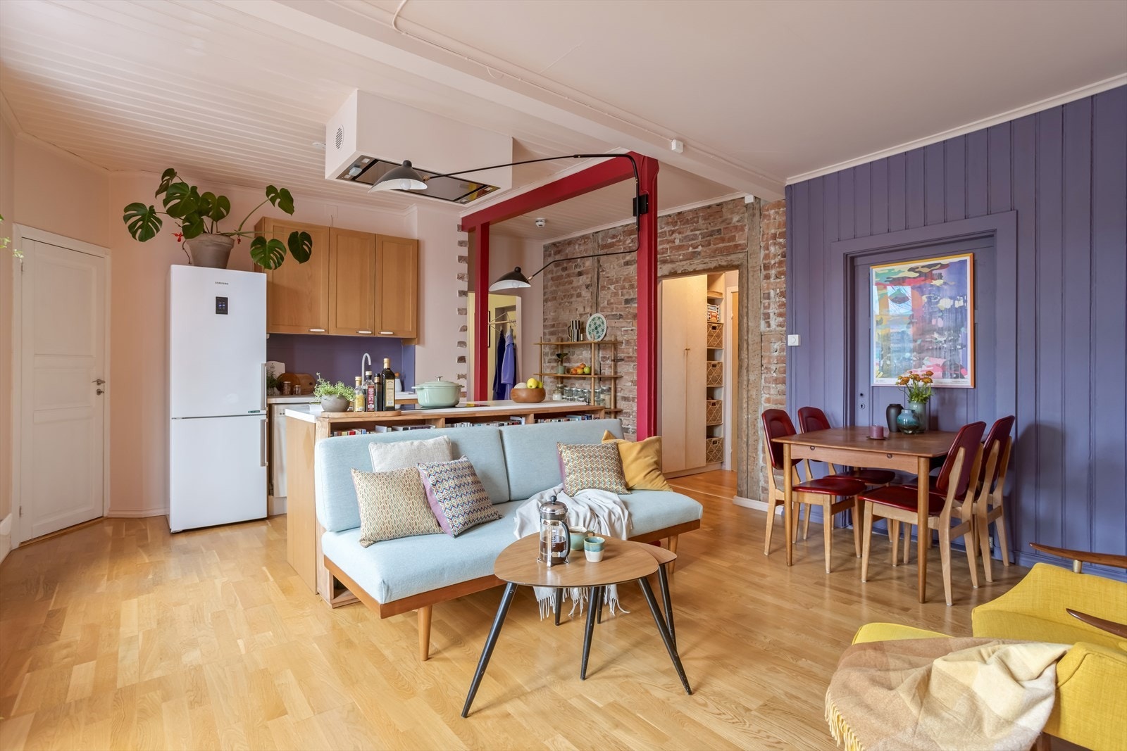 Med dagens åpne løsning vil rommet oppleves sosialt, og du har plass til alt du måtte trenge. Galleribilde