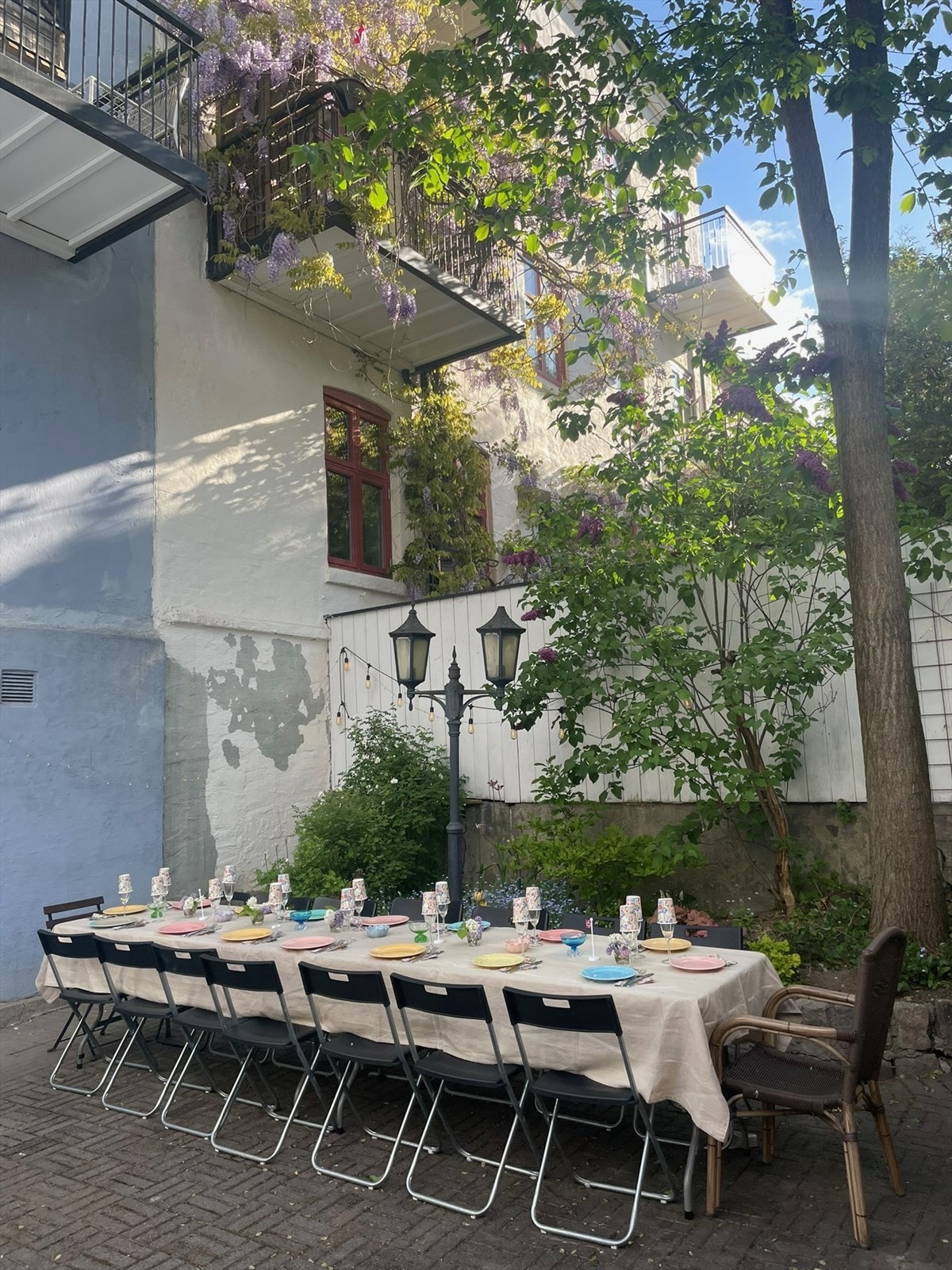 Bakgården pyntet til 17. mai-frokost! Selgers eget bilde. Galleribilde