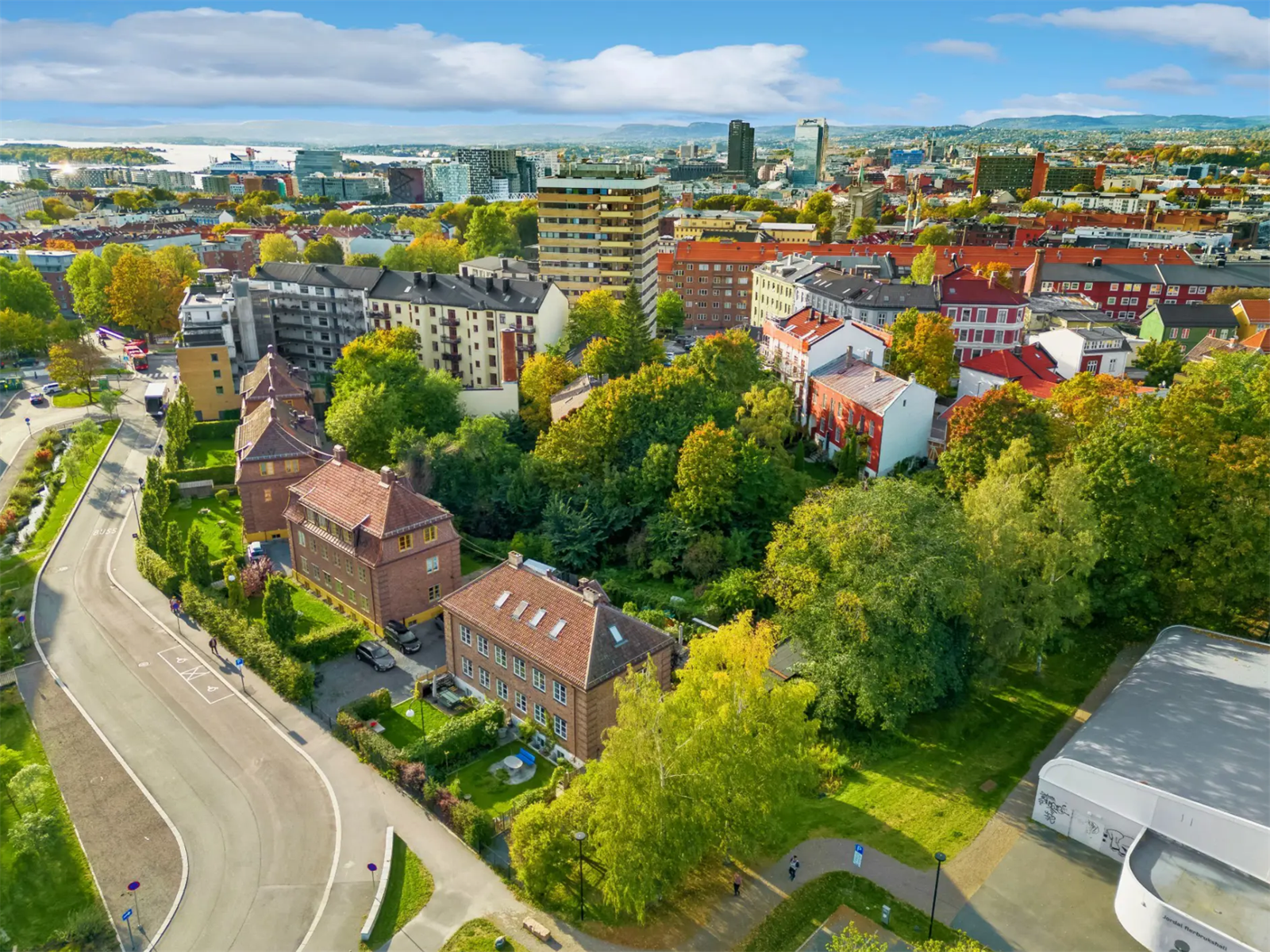 I klyngen med trær midt på bildet er det en hemmelig trehytte. Kampen har en egen barnebondegård og er et eldorado for urbane barnefamilier. Galleribilde