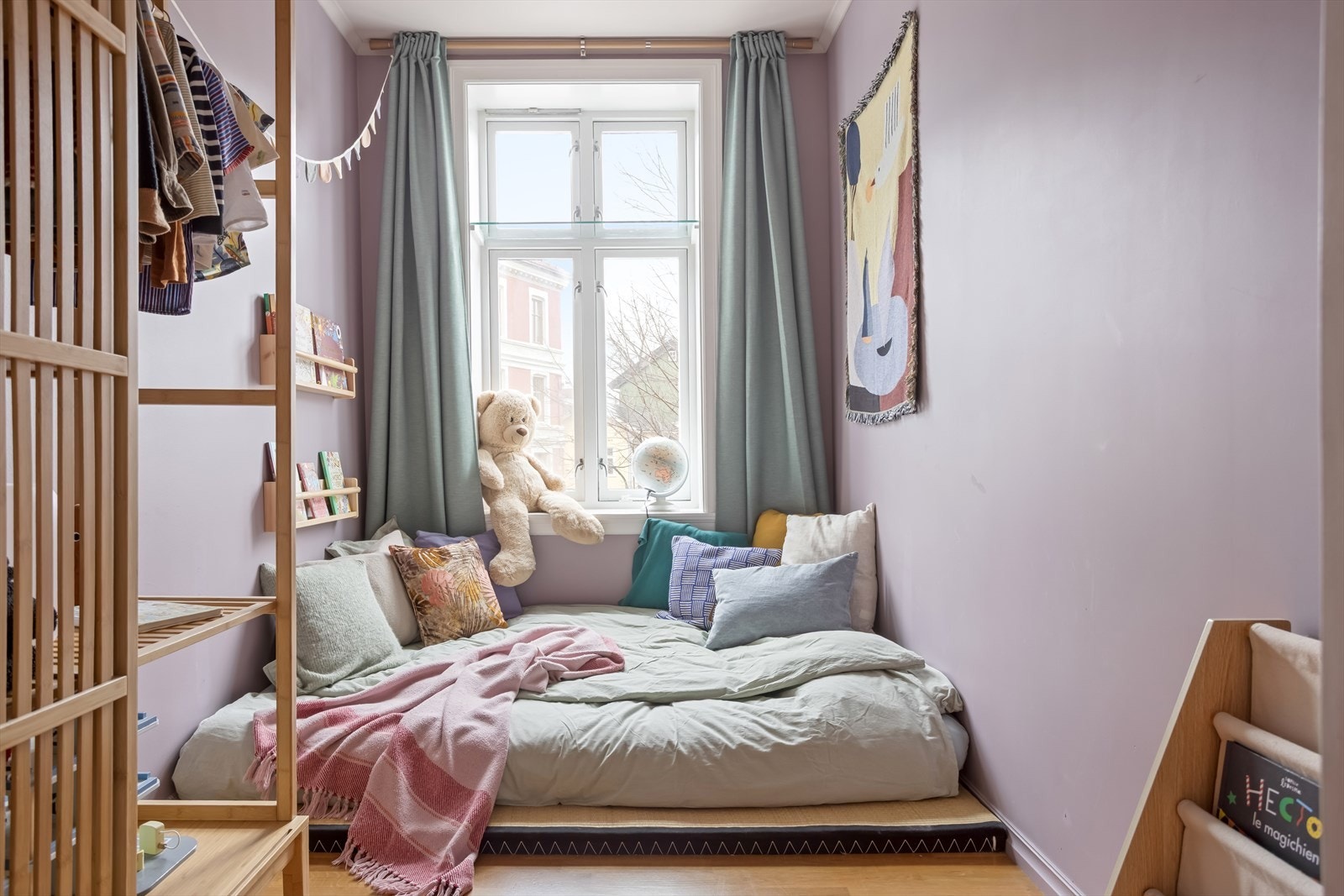 Det første soverommet er av god størrelse. Her har du god plass til en stor seng, samt oppbevaringsmuligheter. Galleribilde