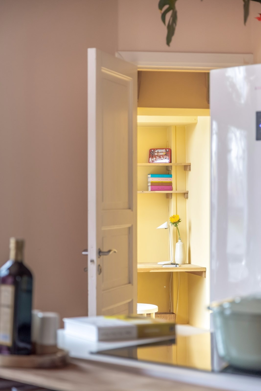 Videre inn i boligens opprinnelige spisskamers er det nå blitt et... Galleribilde