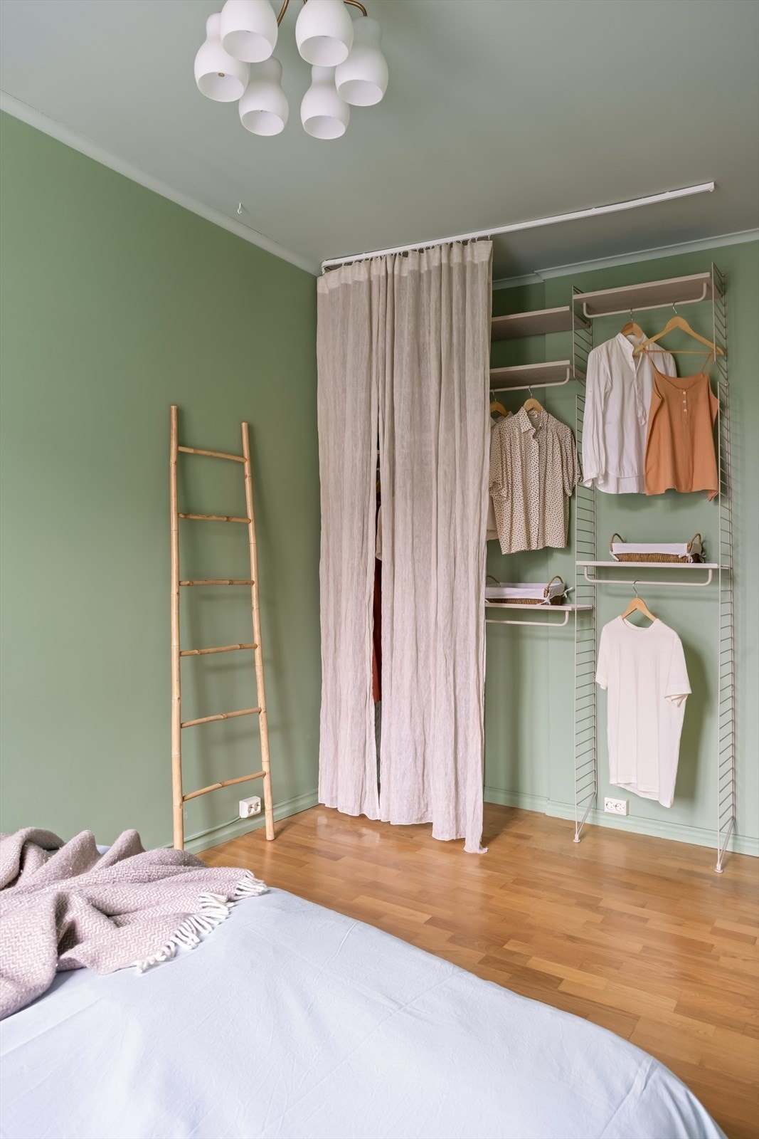 Det er etablert en garderobeløsning for praktisk oppbevaring av klær. Galleribilde