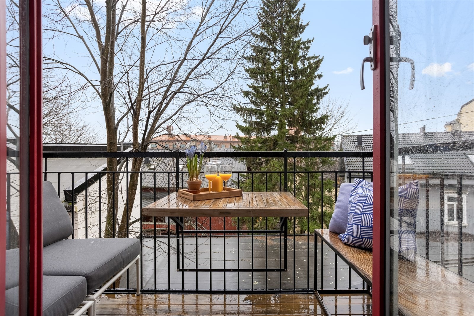 Balkongen ligger som nevnt mot syd og vegetasjonen her vil tette seg på sommerhalvåret. Galleribilde