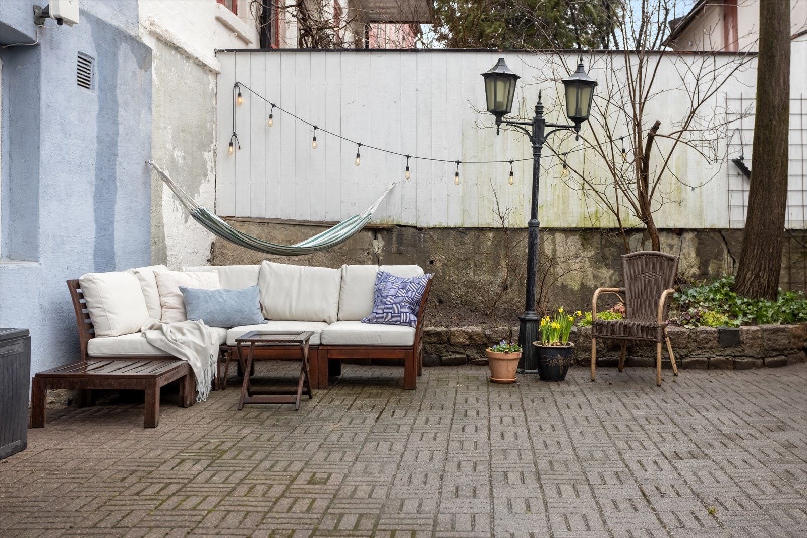 Bakgården er pent opparbeidet med steinlagt bakgård samt sittegruppe til glede for beboerne. Galleribilde