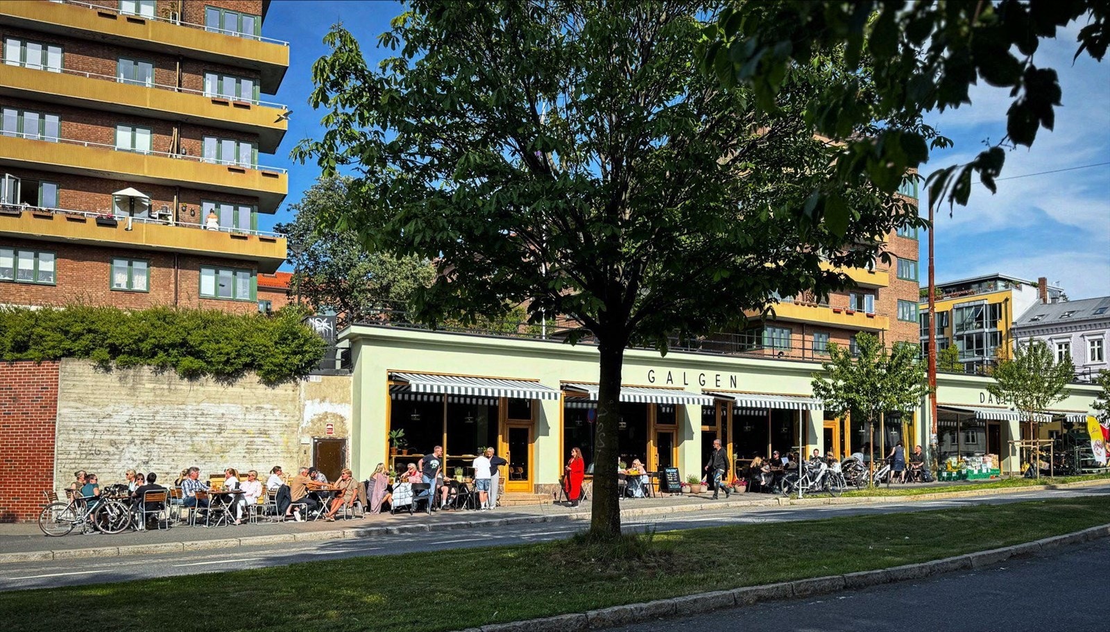 Det er flere hyggelige spisesteder i området. Her fra Galgen - en familievennlig nabolagscafé på dagtid og trivelig samlingssted på kveldstid. Galleribilde