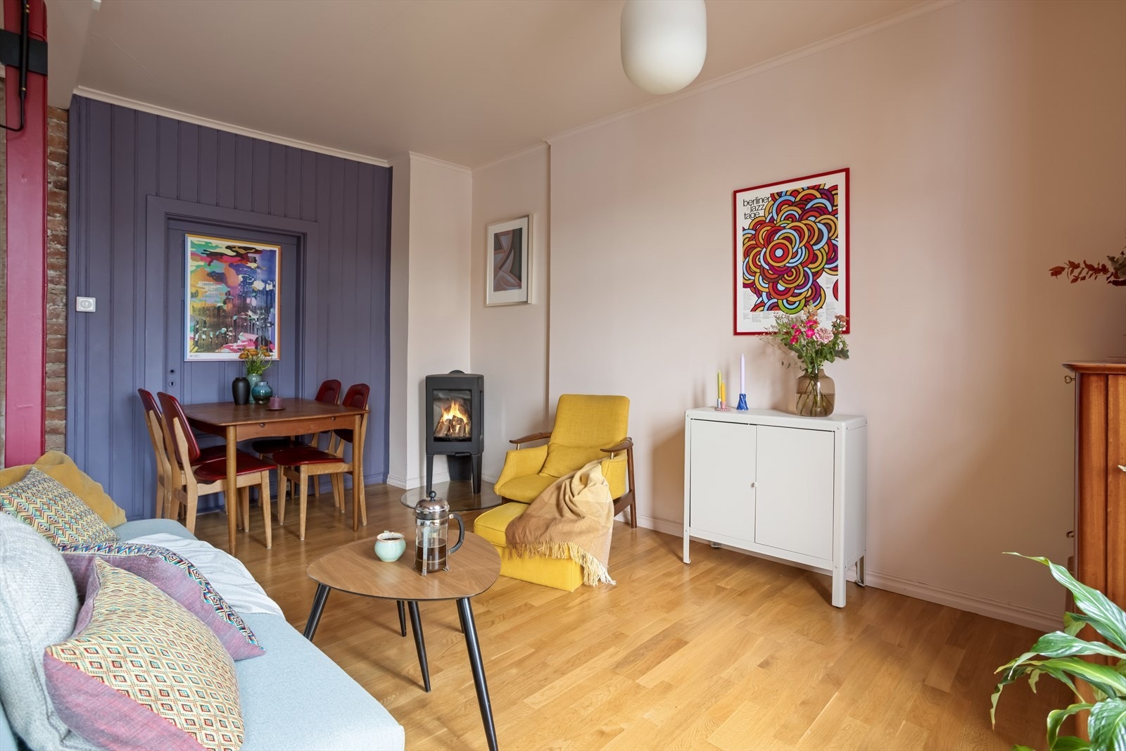 Det er også en fungerende peis i stuen som bidrar til å skape en lun atmosfære. Galleribilde