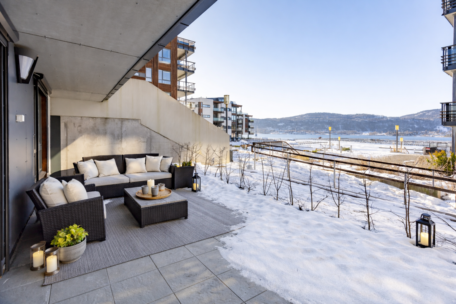 Stor, delvis overbygget terrasse på 23 kvm som er vestvendt. (Bilde er redigert med AI. Det kan være avvik fra realitet). Galleribilde