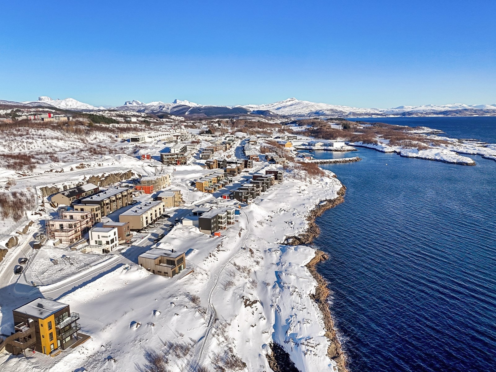 Her vil du få kort vei til handelsmuligheter på Hunstadsenteret hvor du bl.a. finner dagligvarebutikk, vinmonopol, møbelforretning, kiosk, frisør og serveringssteder. Videre er det bussforbindelse til sentrum rett ved Hunstadsenteret. Galleribilde