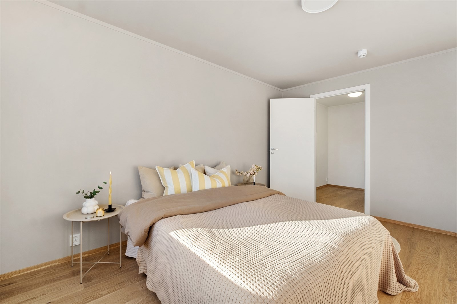 Rommet er utført i duse toner som skaper en rolig og avslappende atmosfære Galleribilde