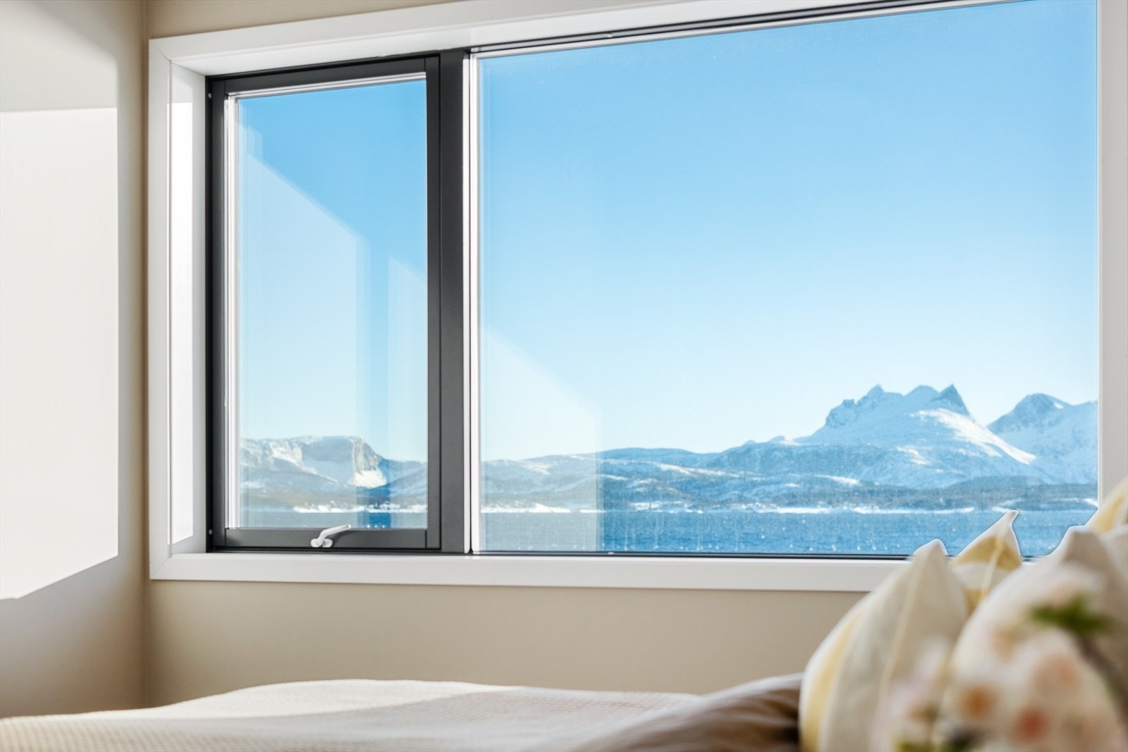 Et stort vindu slipper inn rikelig med lys og gir samtidig mulighet til å nyte den flotte utsikten Galleribilde