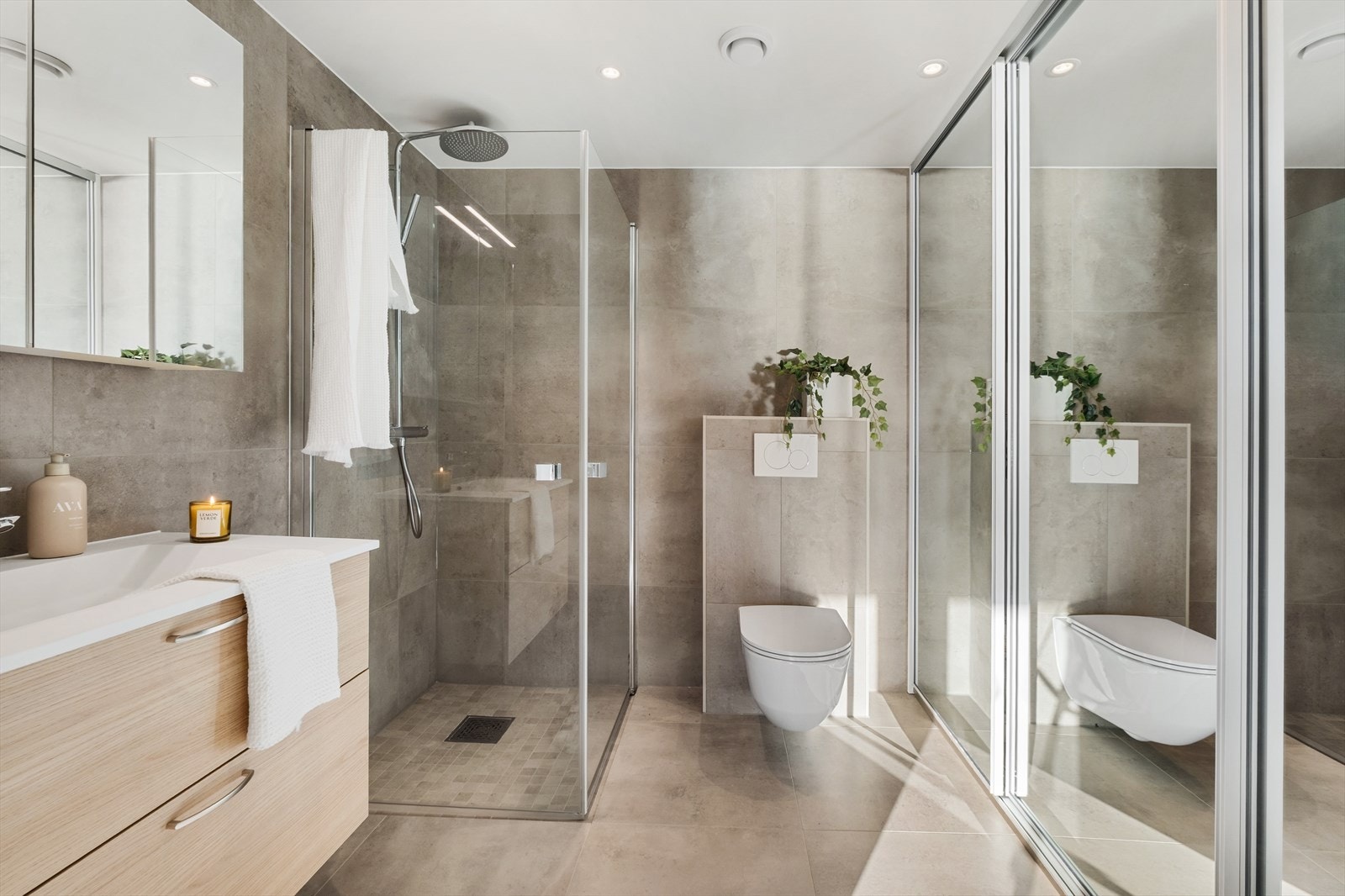 Innredningen består av heldekkende servant med skuffer under og speilskap over, som gir gode oppbevaringsmuligheter. Bak en skyvedørsgarderobe med speil er vaskemaskin og varmvannstank praktisk skjult Galleribilde