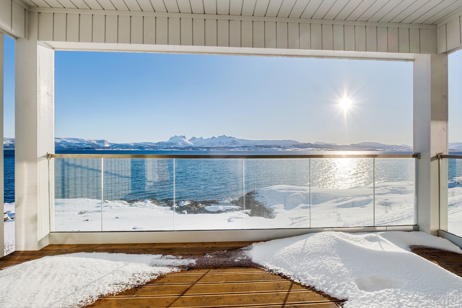 Utsikten fra balkongen er helt fantastisk og utnytter solforholdene godt Galleribilde