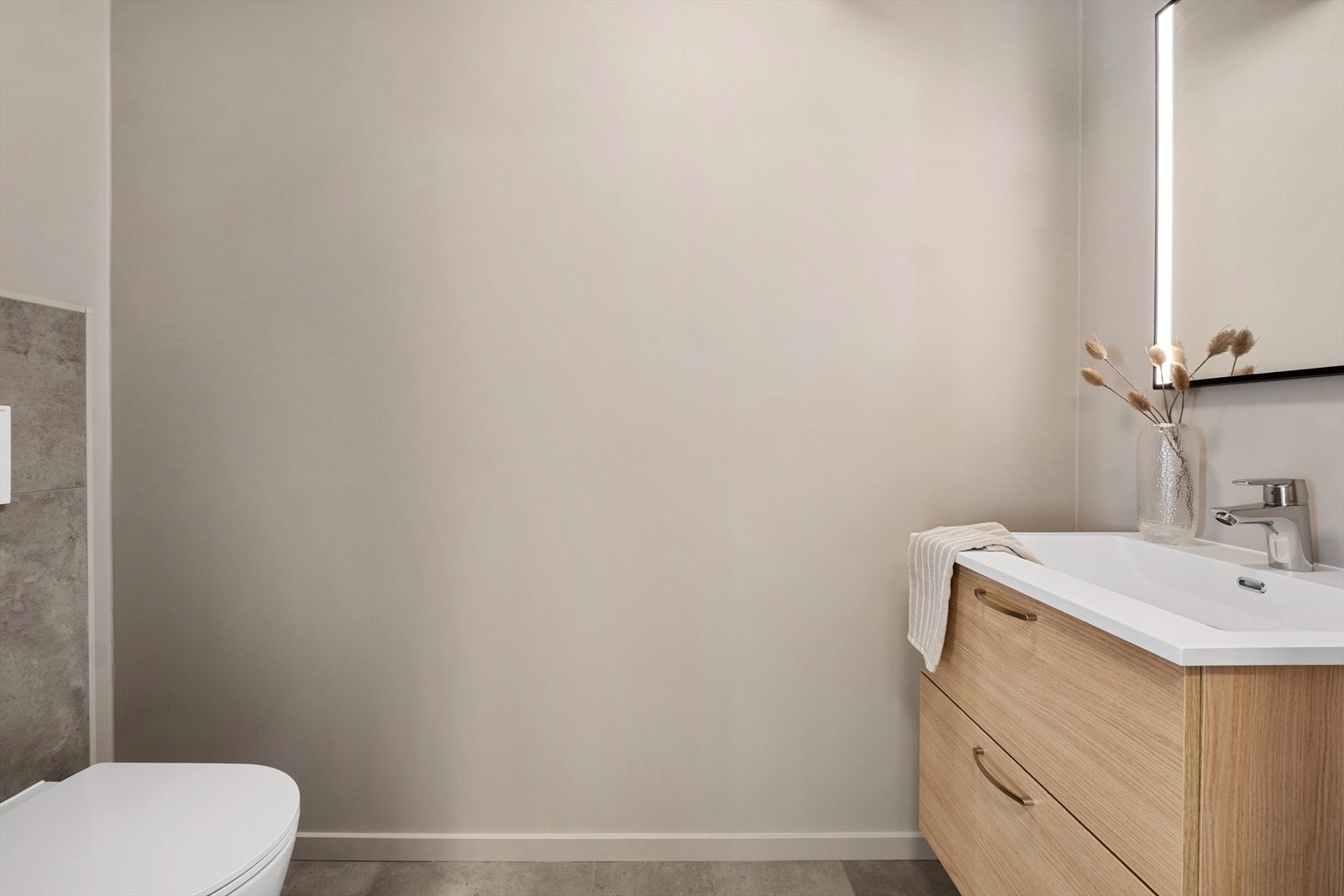 I entréen er det også direkte adkomst til et WC-rom Galleribilde