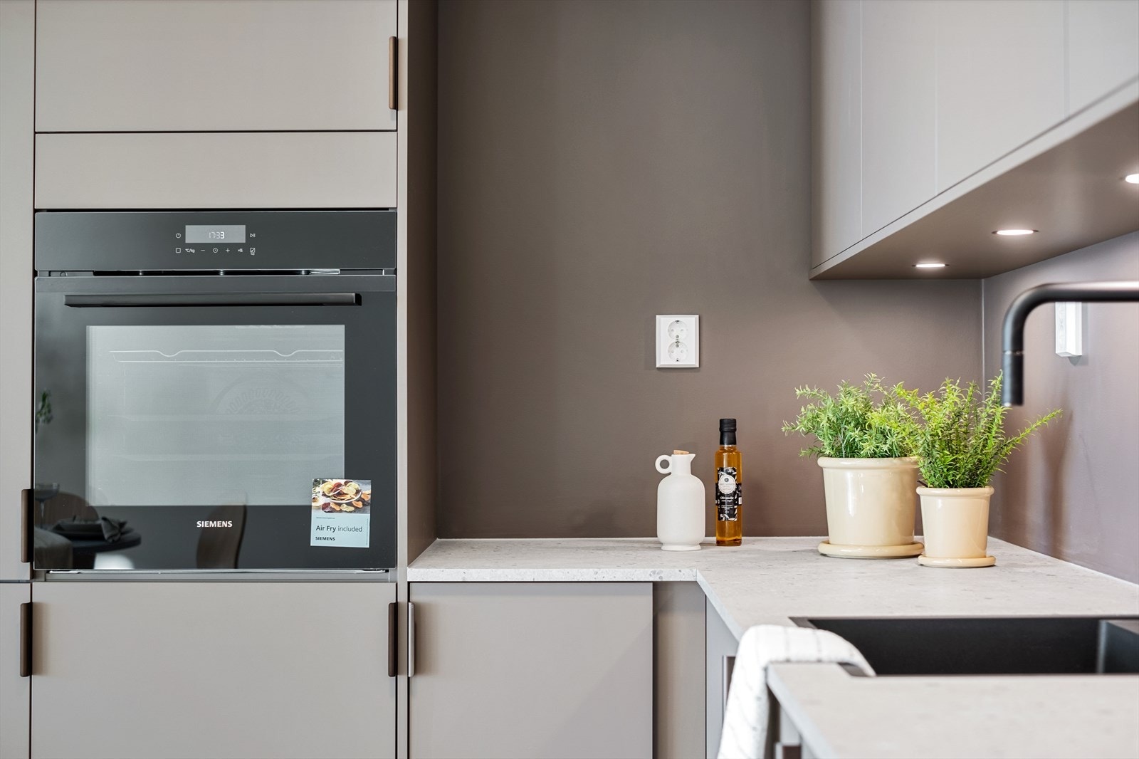 Kjøkkenet er utstyrt med integrerte hvitevarer, slik som denne stekeovnen fra Siemens Galleribilde