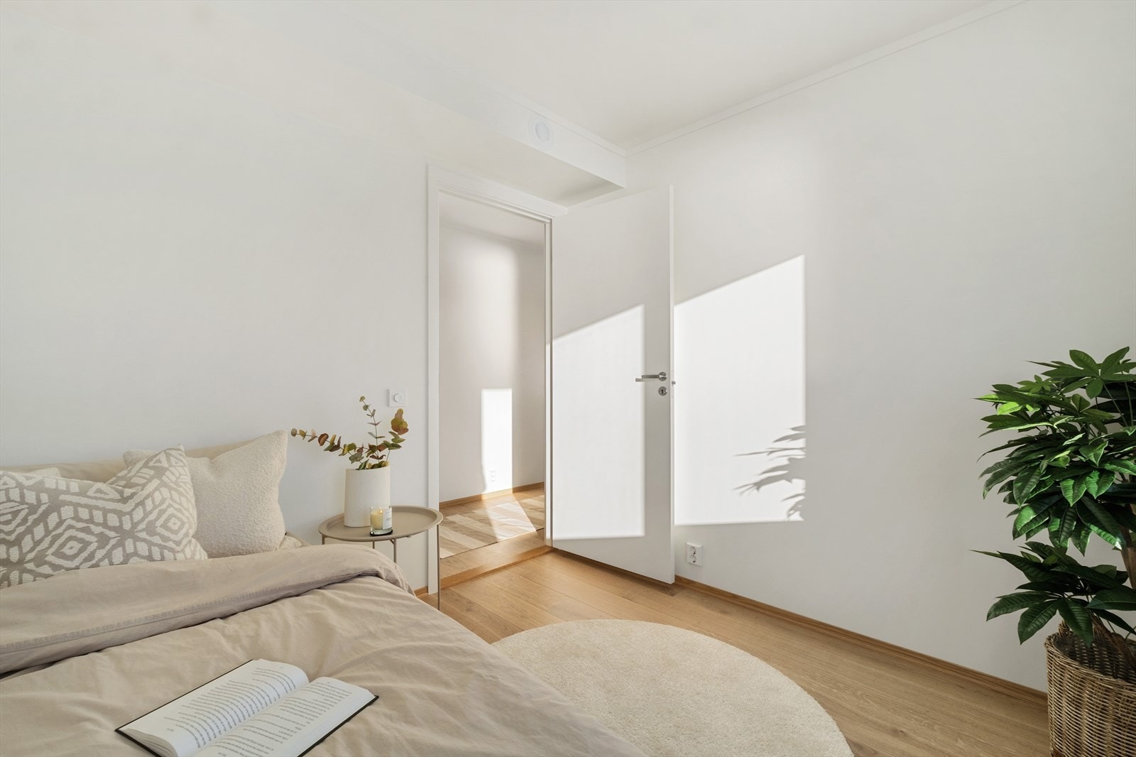 Soverommene har plass til seng med tilhørende nattbord, samt kommode eller annen oppbevaringsløsning, noe som gjør dem godt egnet som barnerom, gjesterom eller kontor etter behov Galleribilde