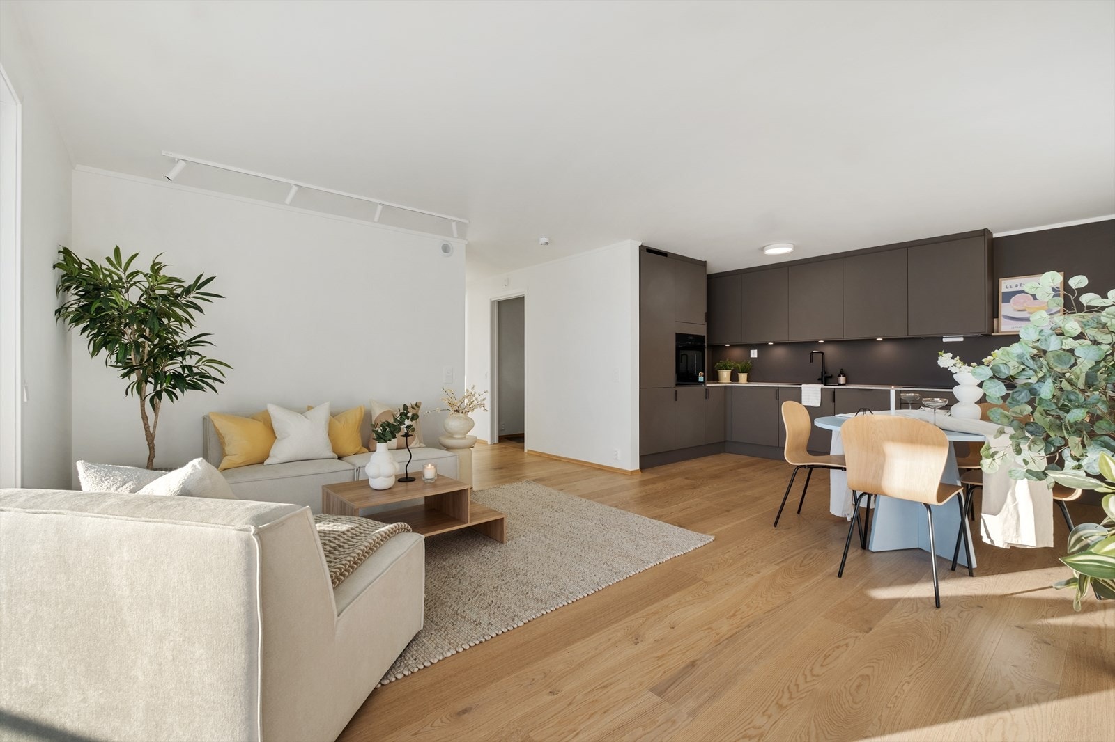 Den åpne løsningen mot stuen bidrar samtidig til en sosial og luftig romfølelse Galleribilde