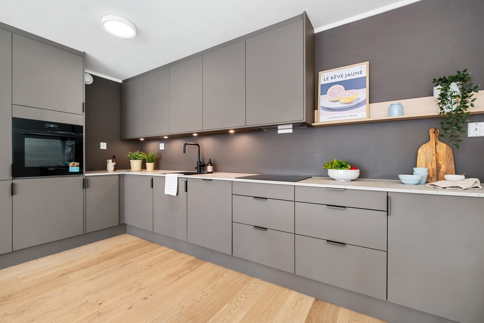 Her har man gode arbeidsflater og rikelig med oppbevaring Galleribilde