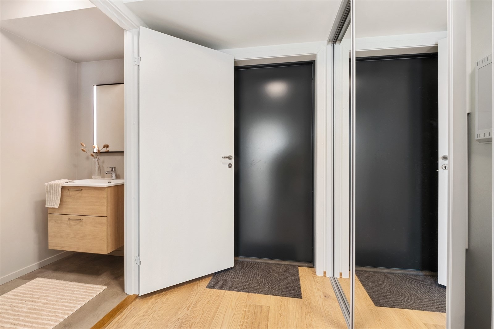 I entréen har man direkte adkomst til et praktisk WC-rom Galleribilde